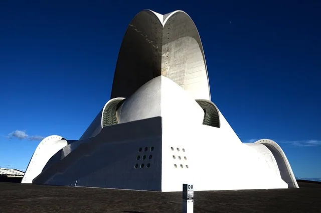 Auditorio de Tenerife med den buede hvite takskallen mot blå himmel