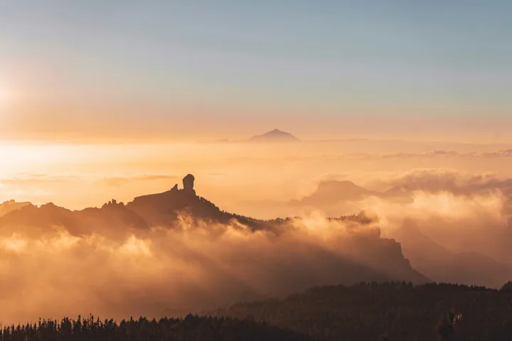 Roque Nublo over skylaget i gyllent lys, med Teide i horisonten