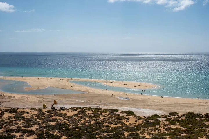 De grunne lagunene ved Playa de Sotavento på lavvann